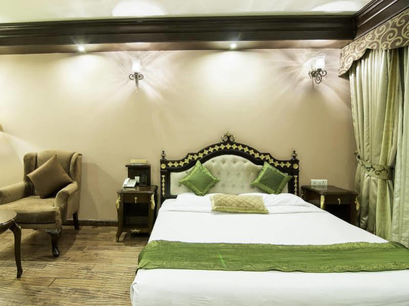 Hotel Treebo Tryst Royce New Friends Colony Nueva Delhi Exterior foto