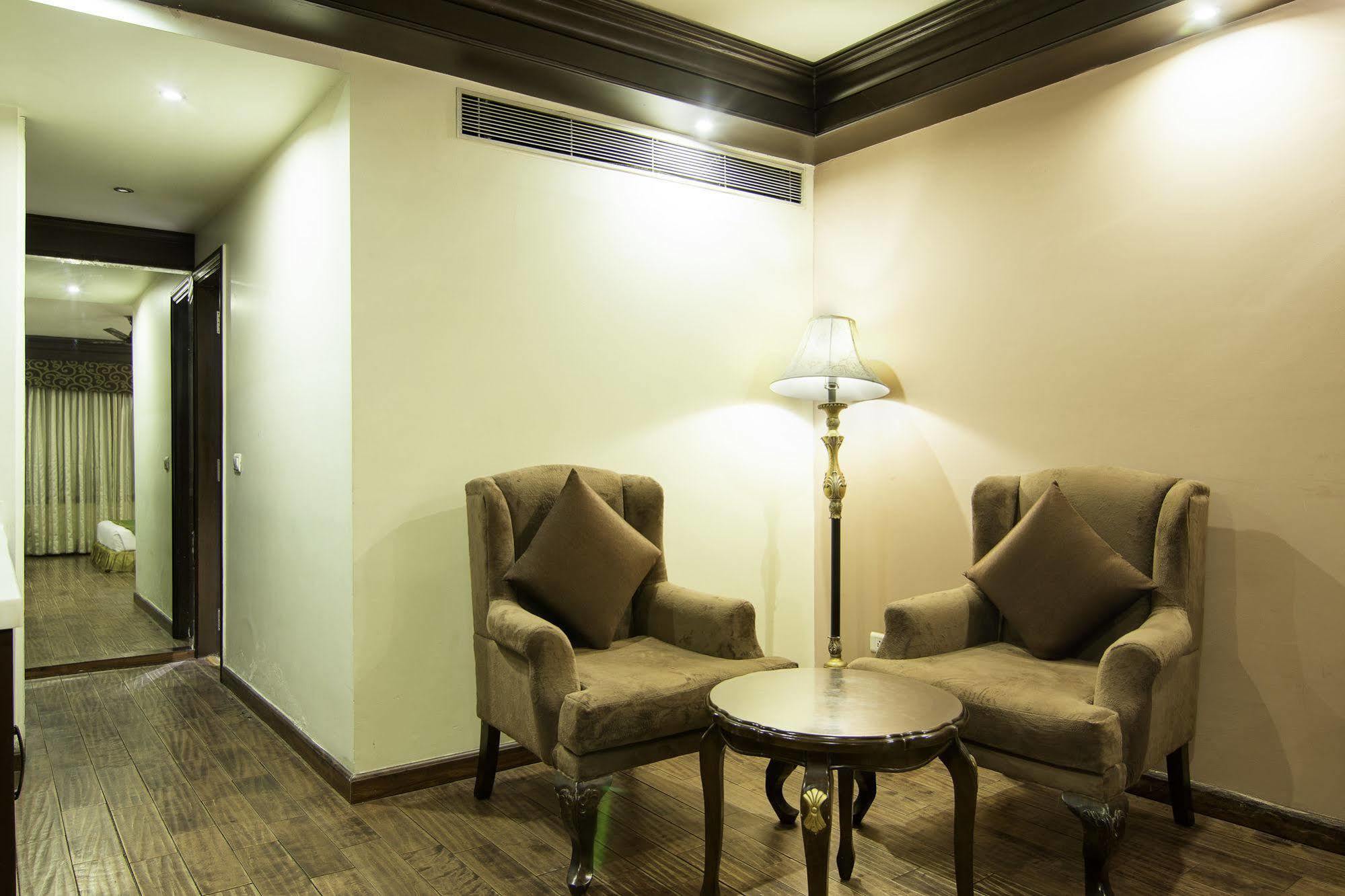 Hotel Treebo Tryst Royce New Friends Colony Nueva Delhi Exterior foto