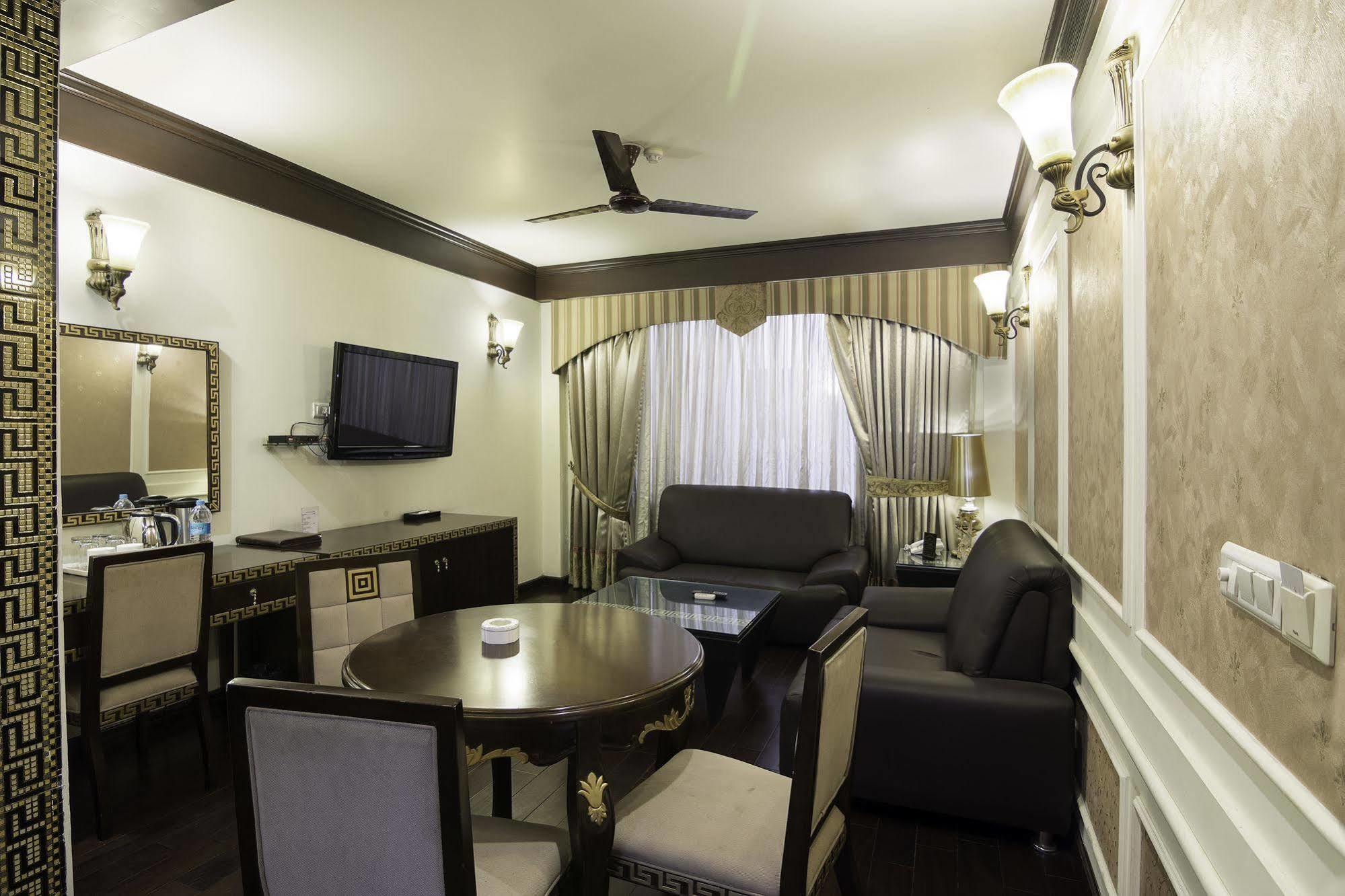 Hotel Treebo Tryst Royce New Friends Colony Nueva Delhi Exterior foto