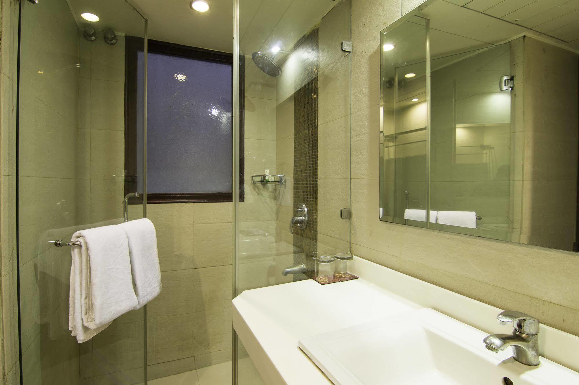 Hotel Treebo Tryst Royce New Friends Colony Nueva Delhi Exterior foto