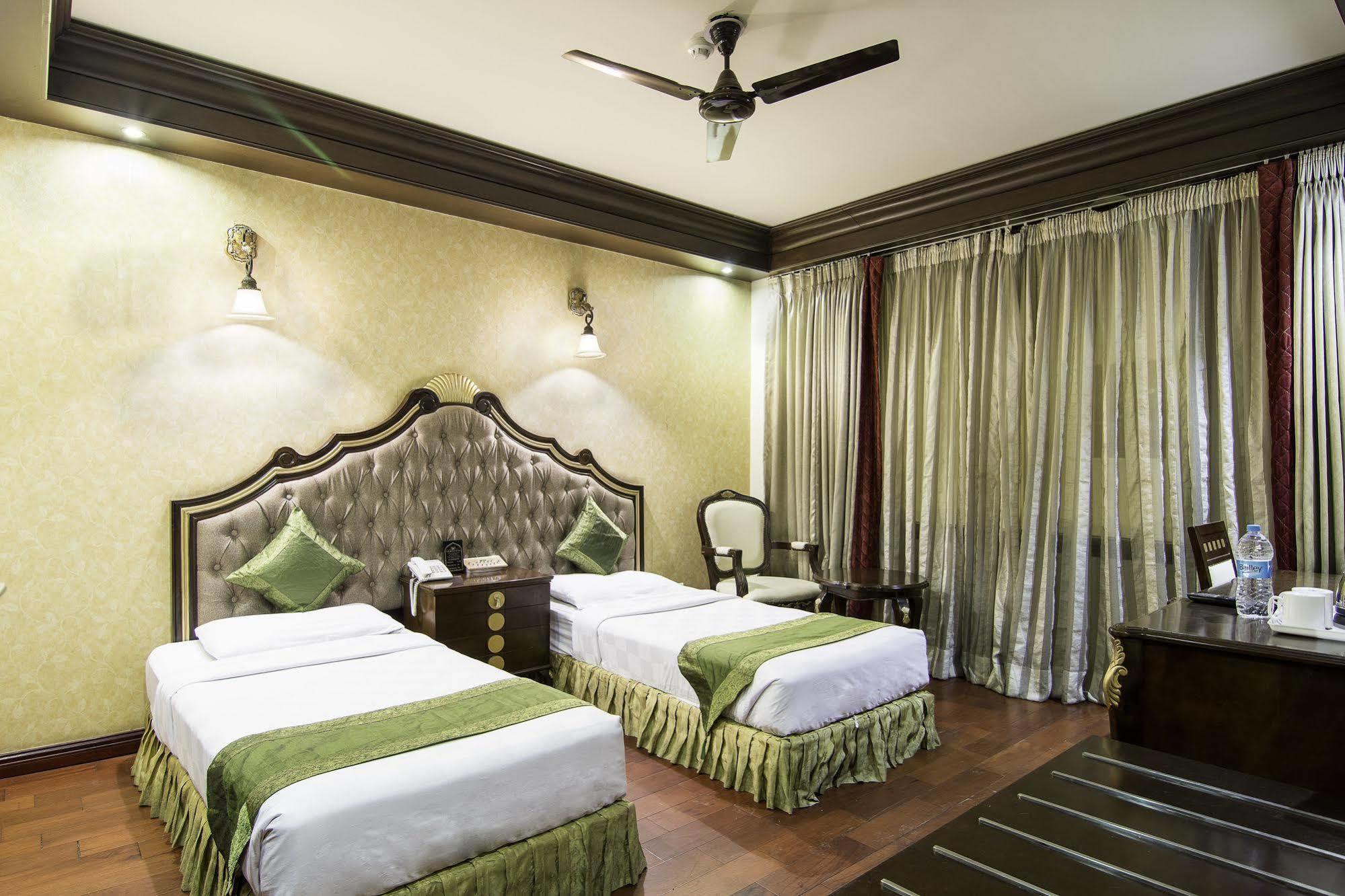 Hotel Treebo Tryst Royce New Friends Colony Nueva Delhi Exterior foto