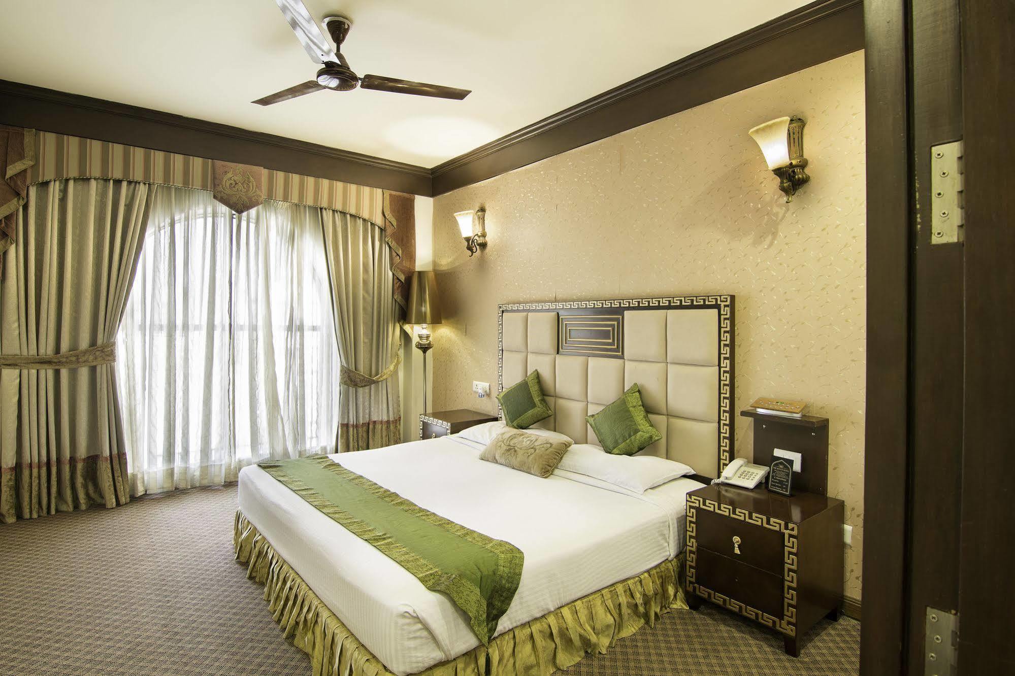 Hotel Treebo Tryst Royce New Friends Colony Nueva Delhi Exterior foto