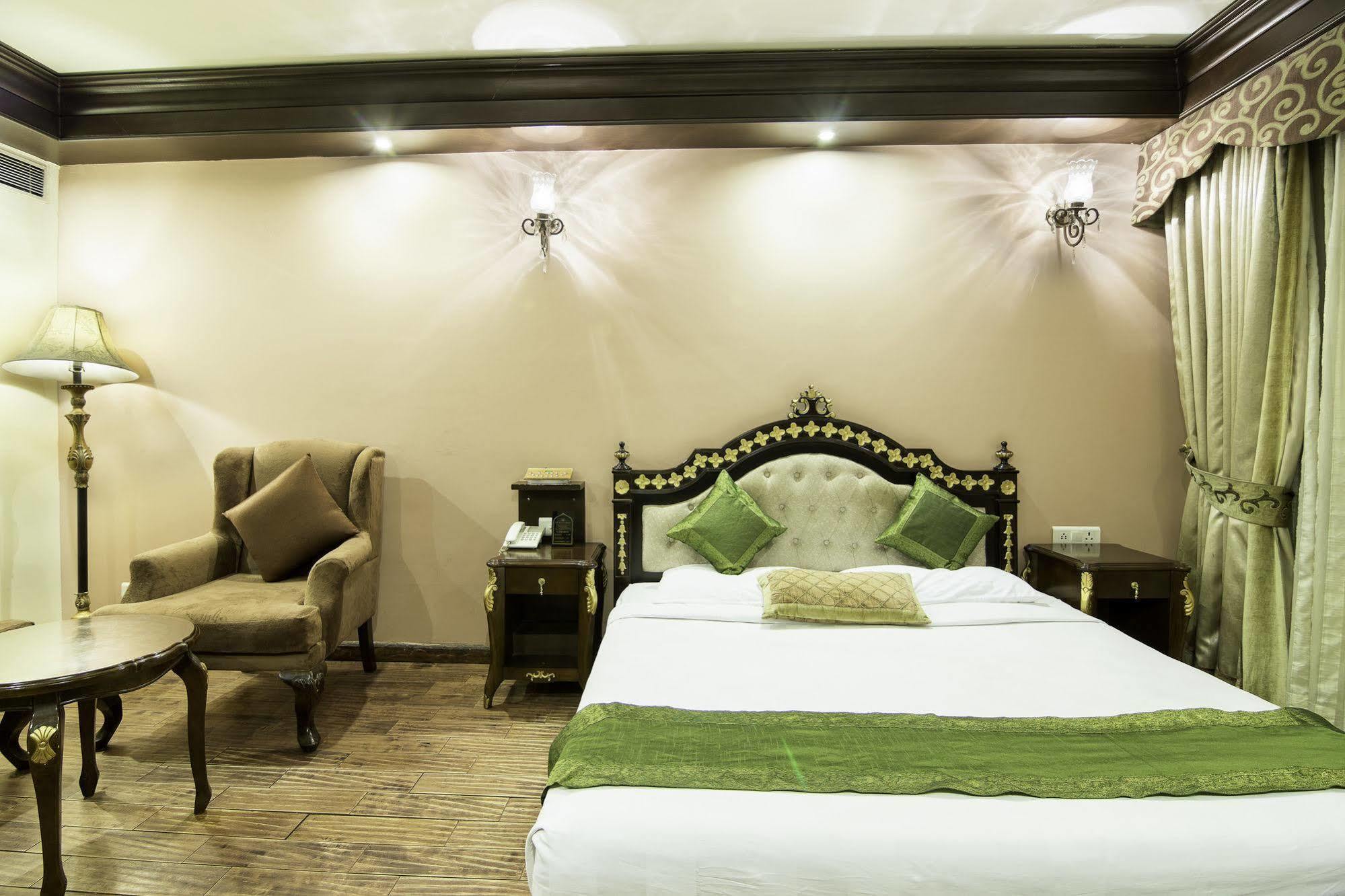 Hotel Treebo Tryst Royce New Friends Colony Nueva Delhi Exterior foto