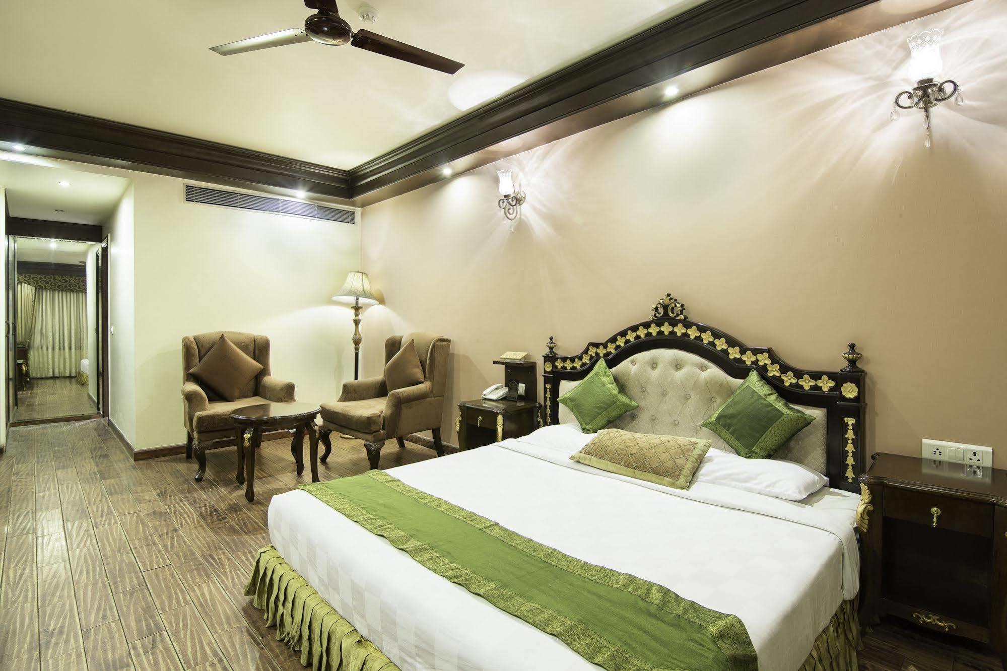 Hotel Treebo Tryst Royce New Friends Colony Nueva Delhi Exterior foto
