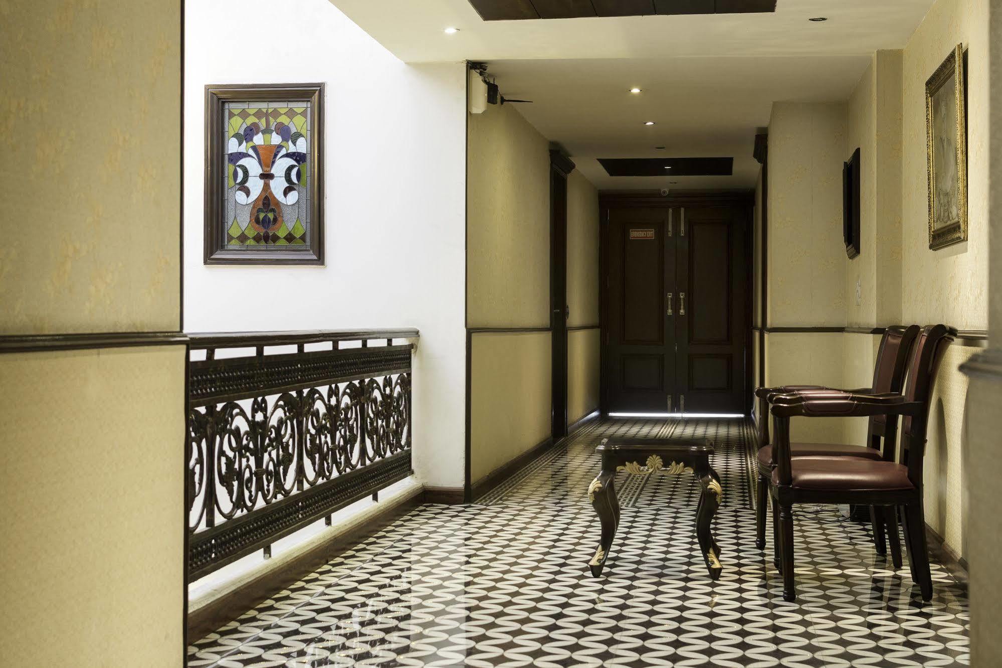 Hotel Treebo Tryst Royce New Friends Colony Nueva Delhi Exterior foto